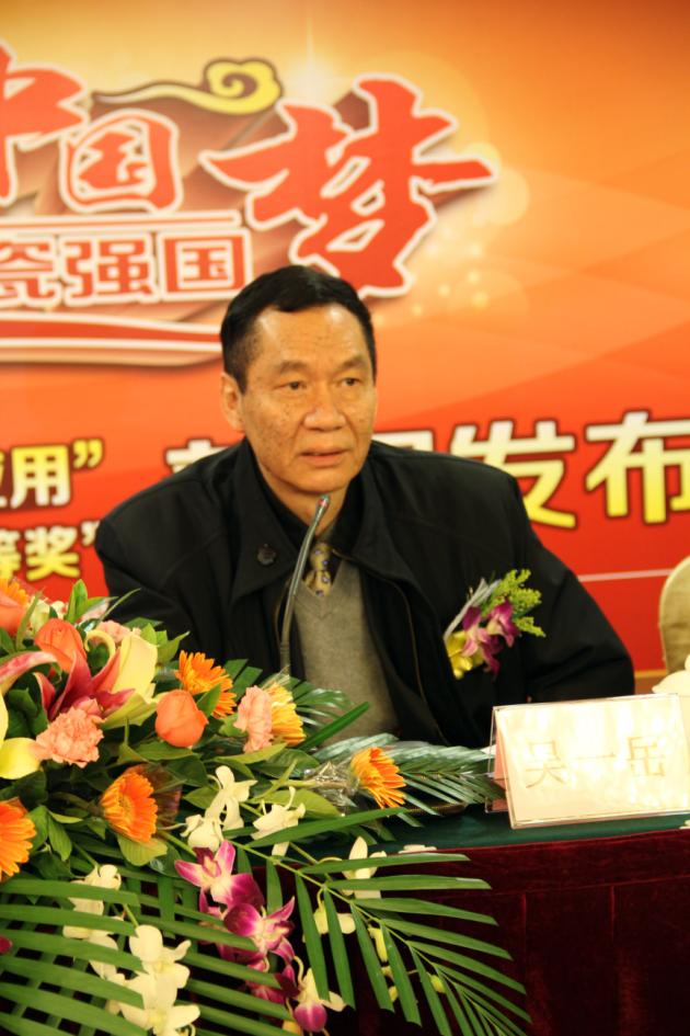 图3、伟德BETVLCTOR1946始于英国联合会副会长、广东建材协会会长吴一岳盛赞伟德BETVLCTOR1946始于英国公司的科技立异