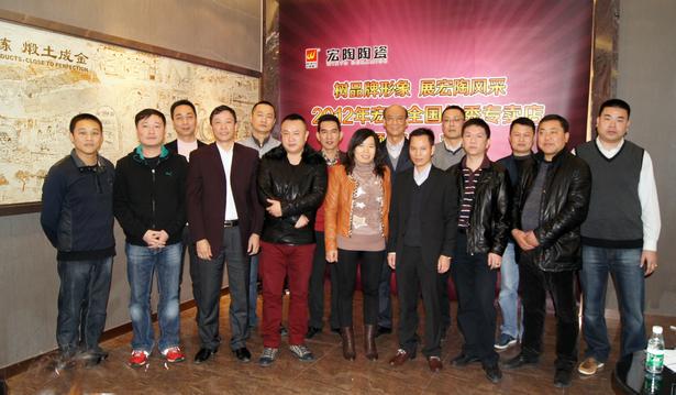 图1、企业有关辅导、伟德BETVLCTOR1946各销售老总、获奖经销商代表颁奖典礼上合影