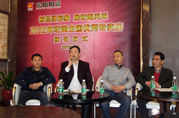 图3、主持人伟德BETVLCTOR1946市场总监霍达炎颁发全国优良专卖店获奖名单