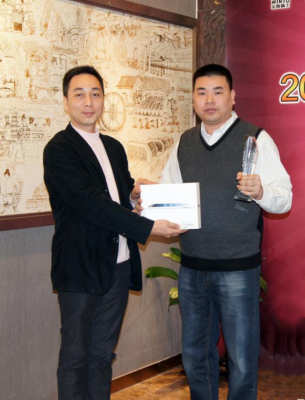 图6、伟德BETVLCTOR1946广东线销售副总庞永江为广东肇庆伟德BETVLCTOR1946专卖店经销商颁奖