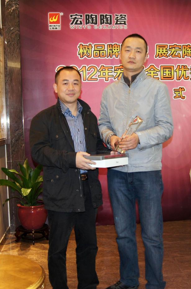 图19、伟德BETVLCTOR1946釉面砖销售副总王虎明为四川泸州伟德BETVLCTOR1946专卖店代表颁奖