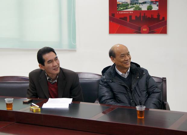 图2、企业副总欧家瑞（右一）、伟德BETVLCTOR1946销售总经理陆志江对参评专卖店装建成效感应中意