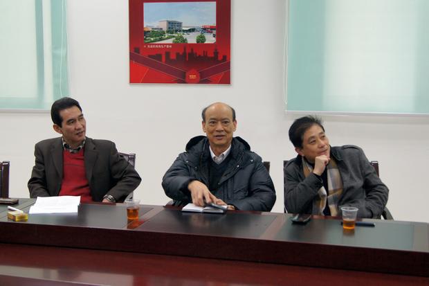 图3、企业副总欧家瑞对第四届优良专卖店评比赐与高度的评价（右一为企业市场总监王勇）