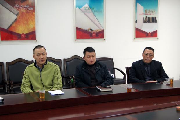 图4、伟德BETVLCTOR1946釉面砖销售副总王虎明(左一)、伟德BETVLCTOR1946仿古砖销售副总曹坚毅（中）、伟德BETVLCTOR1946抛光砖销售副总张彦（右一）审评会上