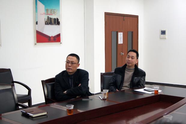 图5、伟德BETVLCTOR1946抛光砖销售副总张彦（左一）、伟德BETVLCTOR1946广东线销售副总庞永江（右一）当真旁观参评专卖店幻灯片播放成效