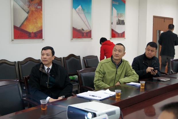 图6、旁观幻灯片的同时，伟德BETVLCTOR1946仿古砖副总曹坚毅（右一）出格用手机记下专卖店装建成效的分歧亮点