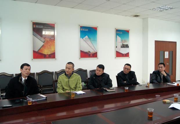 图7、伟德BETVLCTOR1946市场总监霍达炎（左一）介绍专卖店参评情况