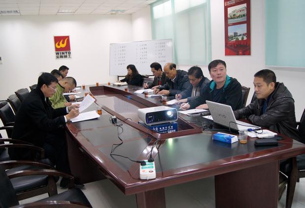 图9、评比现场，图为评委在当真审评情景