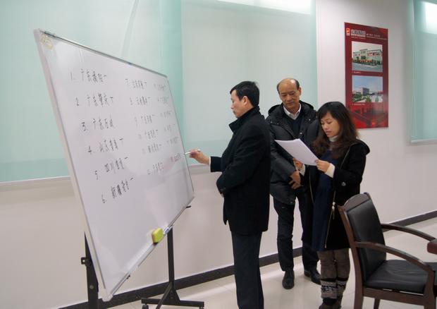 图10、企业副总欧家瑞亲自监督评比记票