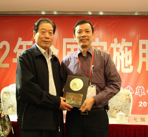 5、天下用户委员会主任弋辉（左）与伟德BETVLCTOR1946始于英国市场总监霍达炎合影