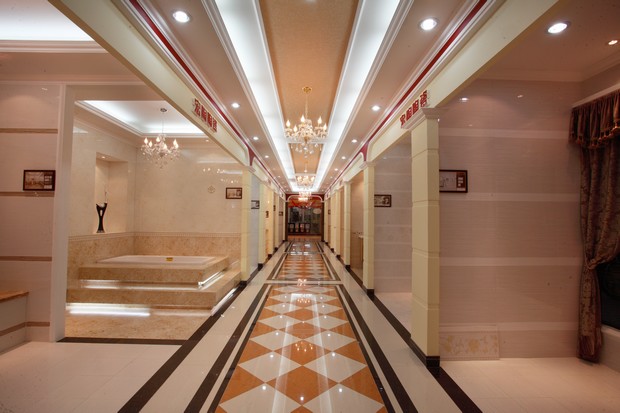 图11、2011年度广东汕头伟德BETVLCTOR1946始于英国优异专卖店（选登）