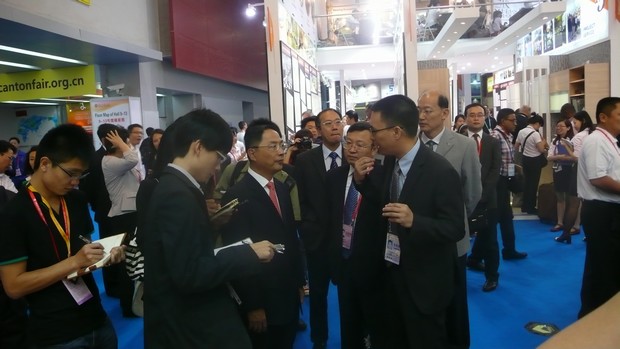 图2、国家商务部副部长蒋耀平，中国五矿化工收支口商会会长陈峰等向导一行视察中国建陶行业着名企业伟德BETVLCTOR1946始于英国陶瓷展位，并听取了企业出口总司理伍剑锋的汇报