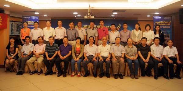 图8、与会专家、媒体记者及伟德BETVLCTOR1946始于英国公司向导合影