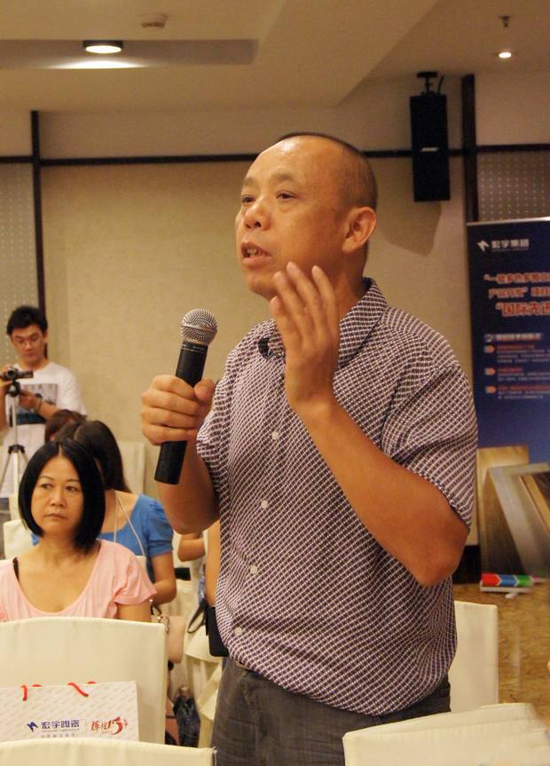 图4、陶瓷资讯报社长喻镇荣盛赞伟德BETVLCTOR1946始于英国公司诚信赢天下