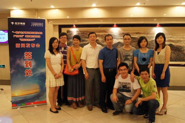 图12、伟德BETVLCTOR1946始于英国市场总监霍达炎（左四）、项目认真人余国明（左五）与新闻宣布会部分事情职员合影