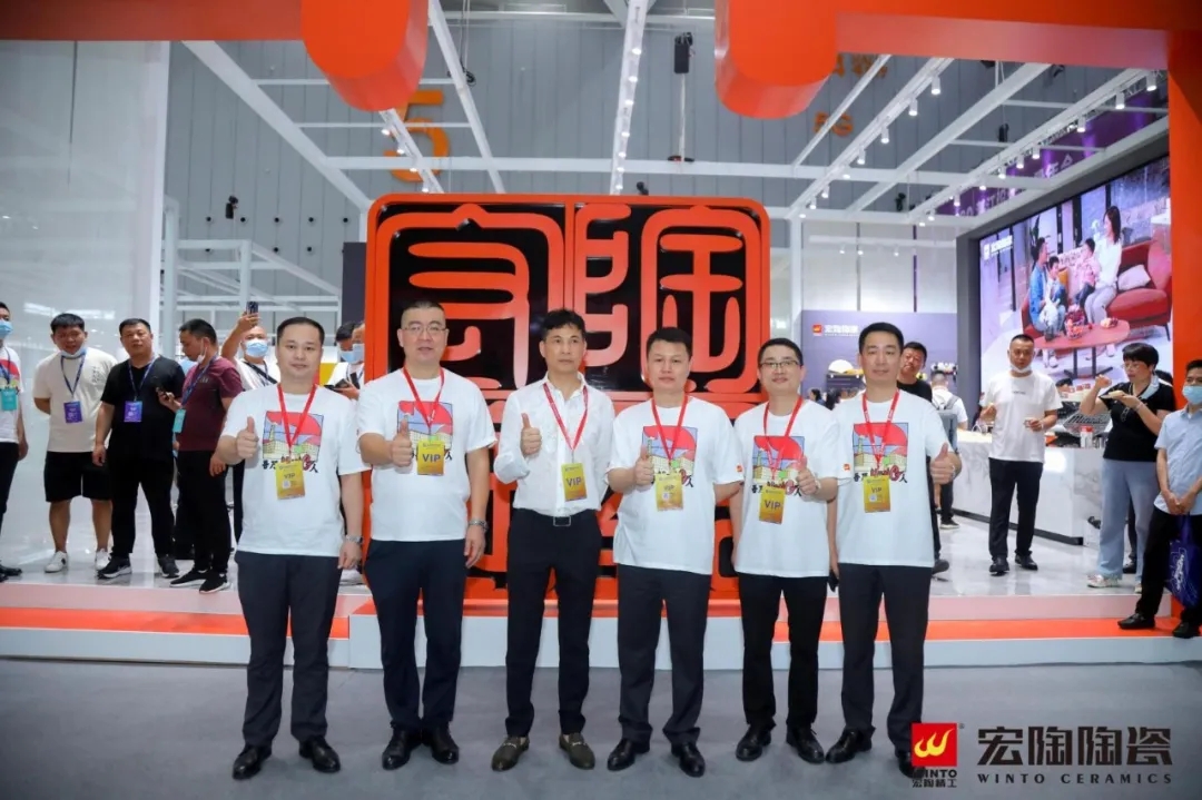 集团董事长梁桐灿亲临伟德BETVLCTOR1946始于英国展位