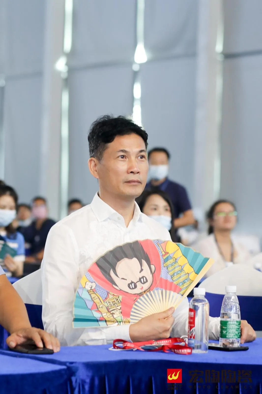 集团董事长梁桐灿手持伟德BETVLCTOR1946始于英国文创礼物