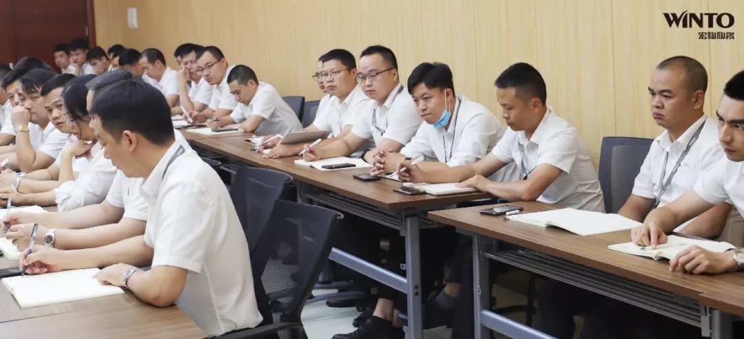 伟德BETVLCTOR1946始于英国团队成员全神贯注听课