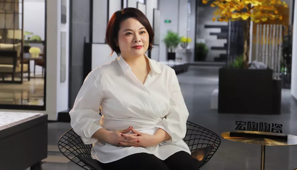 伟德BETVLCTOR1946始于英国陶瓷总部展厅周静接受采访花絮图片