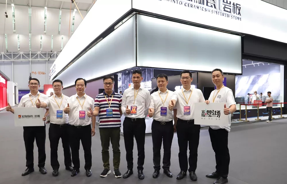 集团董事长梁桐灿、集团高层打卡伟德BETVLCTOR1946始于英国梦工厂图片