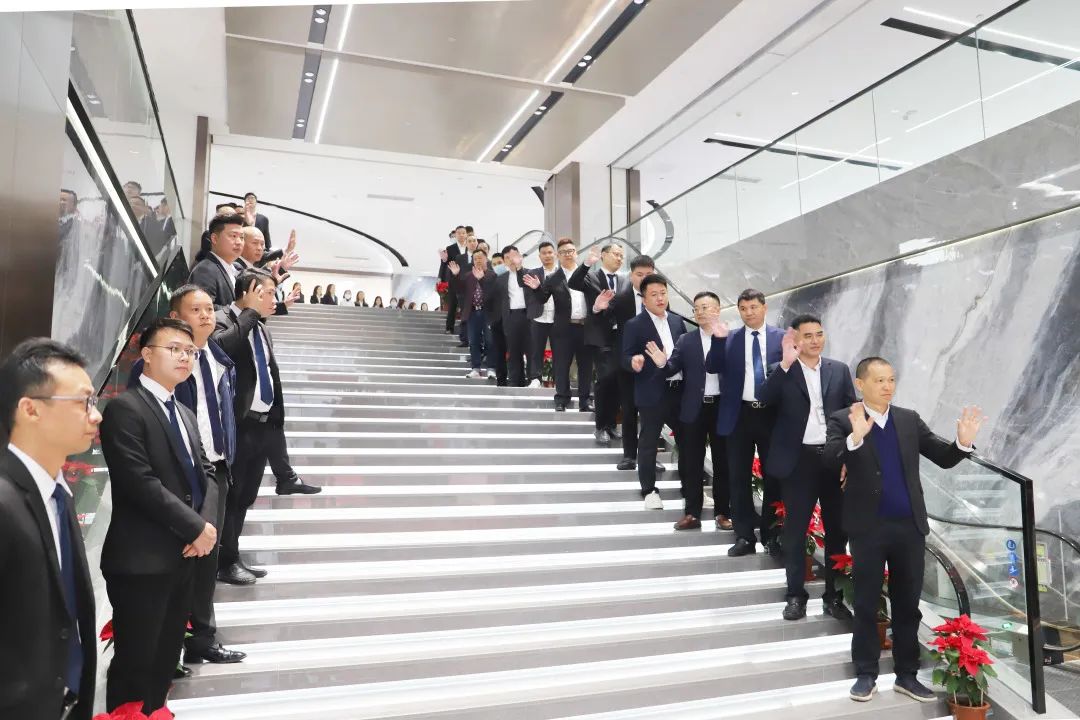 全体伟德BETVLCTOR1946始于英国员工在公司神位前有序地接待仪式