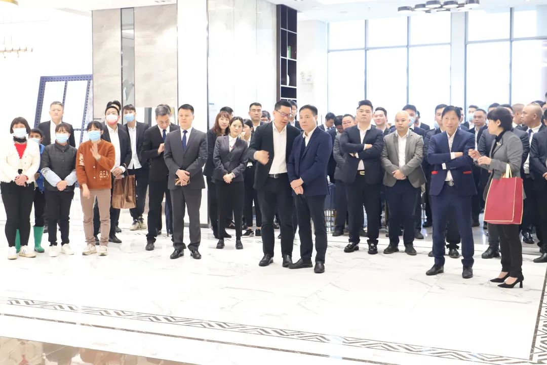 伟德BETVLCTOR1946始于英国地砖公司高层及部分代表前往南海、清远生产基地，配合庆祝瓷砖地砖生产基地开工