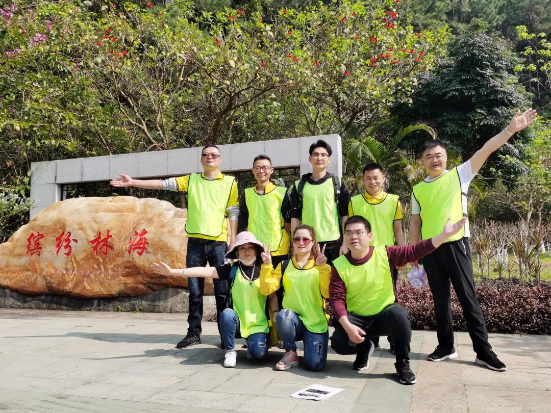 伟德BETVLCTOR1946始于英国.地砖绿色团队合影