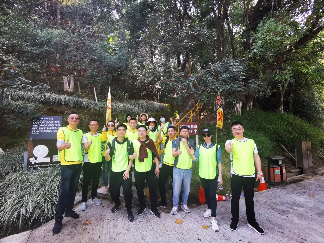 伟德BETVLCTOR1946始于英国.地砖团队角逐完毕合影