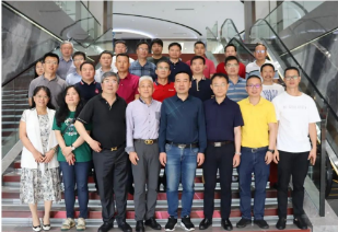 伟德BETVLCTOR1946始于英国岩板参会代表合影留念